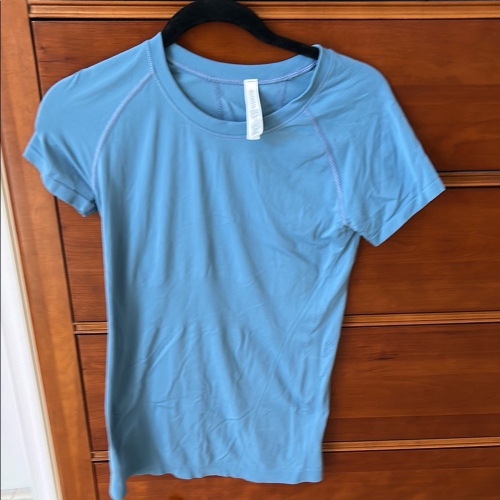 Athleta Blue Momentum seamless Short Sleeve T-Shirt
